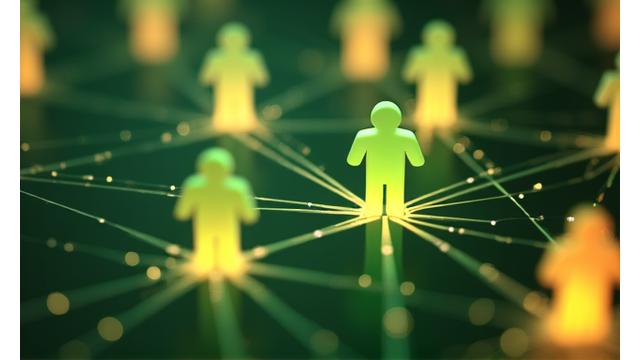 Grupa ljudi se okuplja na forumu, simbol online zajednice